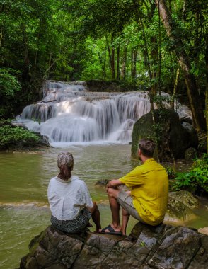 Erawan Şelalesi Tayland, Tayland 'da güzel bir orman şelalesi. Ulusal Park 'ta Erawan Şelalesi. Orman ve şelalelerle doğa gezisine çıkmış birkaç erkek ve kadın.