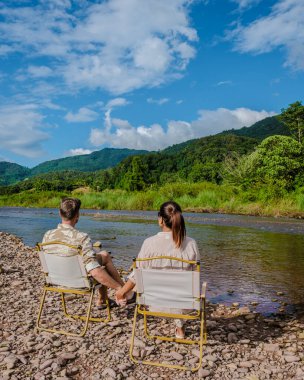 Nan Sapan Tayland 'daki nehirde kamp yapan bir çift erkek ve kadın, Kuzey Tayland dağlarında dinlenen erkek ve kadın.