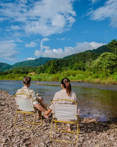 タイ北部の山でリラックスした男女 南日タイの川でキャンプする男女 — ストック写真