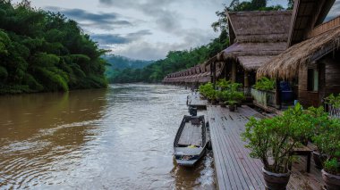 Kwai Kanchanaburi, Tayland 'da yüzen ahşap bir sal evi.