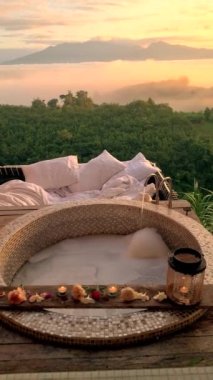 Tatil sırasında Kuzey Tayland dağlarına bakan küvet. Gün batımında sisli, sisli ve açık hava yatak odalı dağlarda banyo ve küvet.