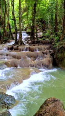 Erawan Şelalesi Tayland Kachanaburi, Tayland 'daki güzel derin orman şelalesi. Ulusal Park 'ta Erawan Şelalesi