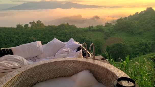 Bañera Con Vistas Las Montañas Del Norte Tailandia Durante Las — Vídeo de stock
