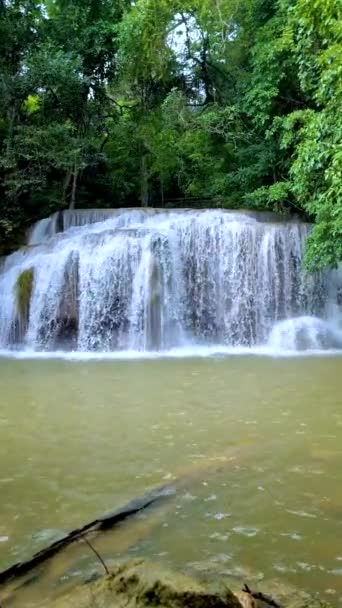Водопад Эраван Таиланде Качанаби Красивый Глубокий Лесной Водопад Таиланде Водопад — стоковое видео