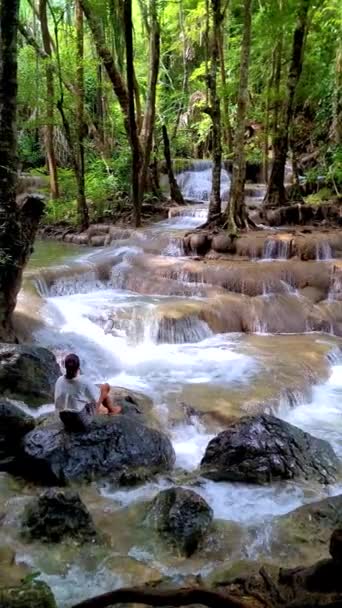Mulher Asiática Visitando Cachoeira Erawan Tailândia Kanchanaburi Uma Bela Cachoeira — Vídeo de Stock
