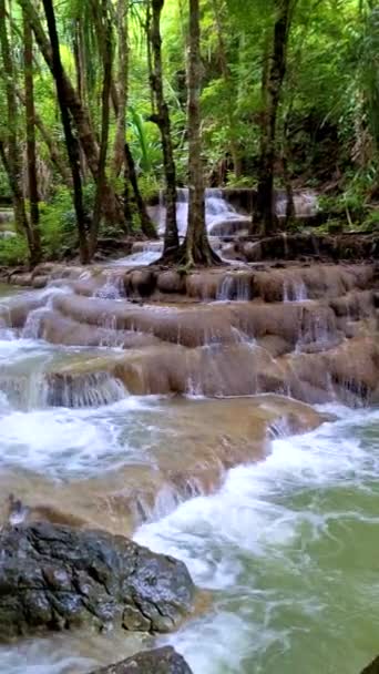 Mulher Asiática Visitando Cachoeira Erawan Tailândia Kanchanaburi Uma Bela Cachoeira — Vídeo de Stock