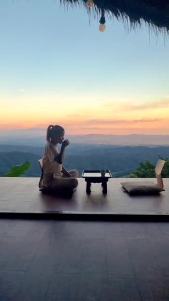 Азіатки Ють Чай Сході Сонця Відпустці Північному Таїланді Зупиняючись Хатинці — стокове відео