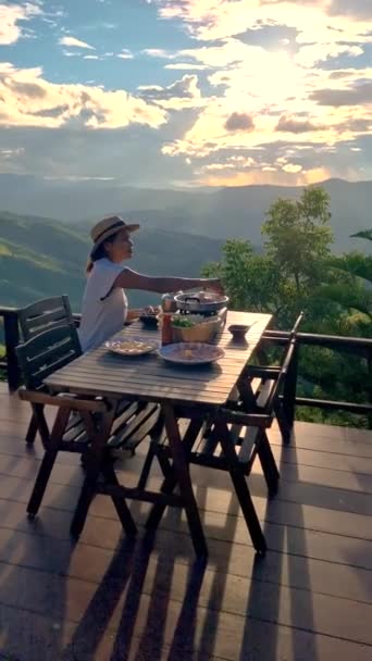 Азіатські Тайські Жінки Відпустці Північному Таїланді Зупиняючись Хатинці Горах Чіанг — стокове відео