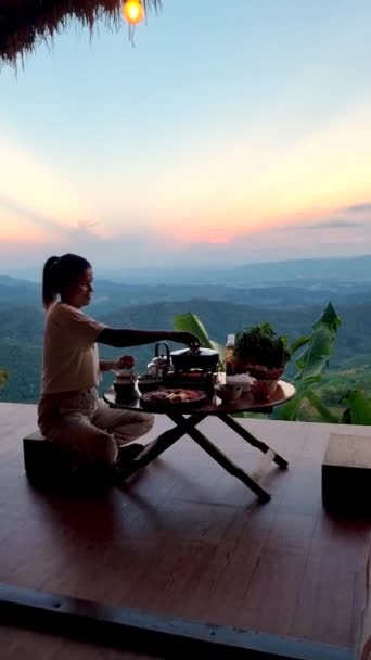 Femei Asiatice Vacanță Thailanda Nord Stând Cabină Casă Munții Chiang — Videoclip de stoc