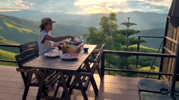 Femei Asiatice Vacanță Thailanda Nord Stând Cabană Casă Munții Chiang — Videoclip de stoc