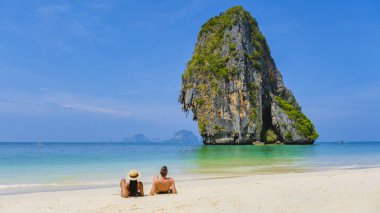 Tayland 'da Railay Krabi Tayland sahilinde bir çift kadın ve erkek. Panoramik manzaralı Tayland Railay Plajı.