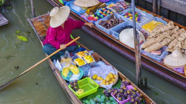 Küçük teknelerde market sahipleri yerel meyve ve sebze satıyor, Damnoen Saduak Yüzen Pazarı, Tayland