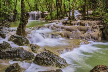 Erawan Şelalesi Tayland, Tayland 'da güzel bir orman şelalesi. Ulusal Park 'ta Erawan Şelalesi. Şelaleli yeşil orman