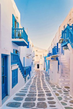 Yunanistan 'da Mikonos köyünün boş sokakları, güneş doğarken Mikonos köyünün renkli sokakları