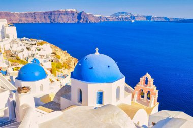 Yazın güneşli bir günde Oia Santorini Yunanistan 'da beyazlatılmış evler ve kiliseler, Yunan Adası Ege Kikladları, Santorini adasının sokakları