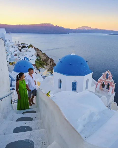 一对在希腊度假的男女夫妇在日落时分参观了Oia Santorini村 这是一对在奢华假期里成熟的夫妇 — 图库照片