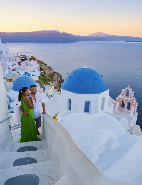 Kilku Mężczyzn Kobiet Wakacjach Grecji Odwiedziło Wioskę Oia Santorini Podczas — Zdjęcie stockowe