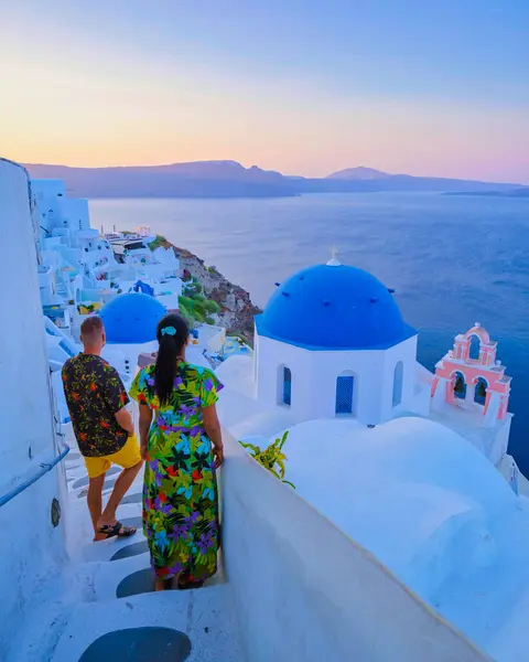 Para Mężczyzn Kobiet Wakacjach Grecji Odwiedziła Wioskę Oia Santorini Podczas — Zdjęcie stockowe
