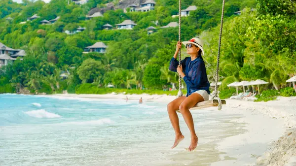 Mujeres Jóvenes Columpio Una Playa Tropical Las Islas Seychelles Tropicales —  Fotos de Stock