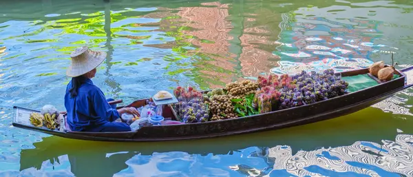 2023年8月 地元の果物や野菜を販売する小さなボートのマーケットストールホルダー タイのダムノエン サドゥアックフローティング マーケット — ストック写真