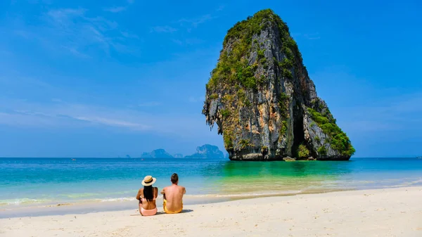 Männer Und Frauen Beim Entspannen Strand Während Eines Urlaubs Thailand — Stockfoto