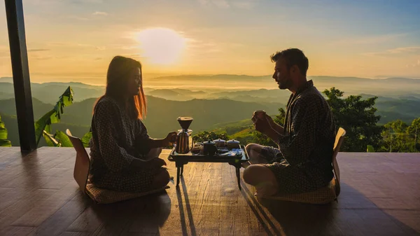 朝のドリップコーヒーで目を覚ますタイの休暇中のカップル ドイチャンチェンライタイの山々を見て — ストック写真