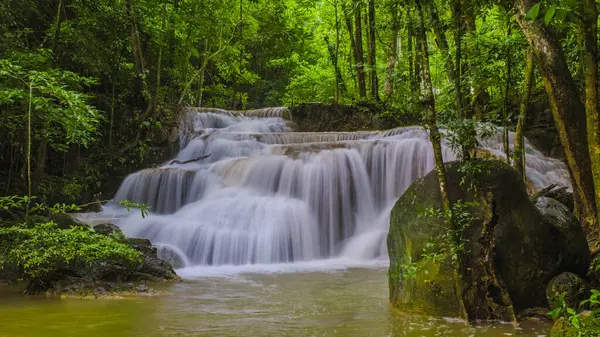 タイの美しい深い森の滝であるタイのエラワン滝 国立公園のエラワン滝 滝のある緑の森 — ストック写真