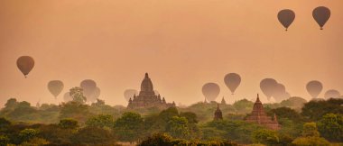 Bagan Myanmar, tapınakların üzerinde gün doğumu ve Bagan Myanmar 'ın pagodaları, Pagan Myanmar Tapınağı ve gökyüzünde sıcak hava balonları olan pagoda.