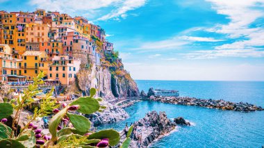 Manarola Köyü Cinque Terre İtalya. Liguria 'nın renkli kasabası beş Cinque Terre Ligurian sahilinden biridir. İtalya Cinque Terre Ulusal Parkı 'ndaki geleneksel İtalyan köyü Manarola.