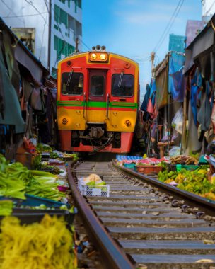 Maeklong Demiryolu Tayland, Umbrella Taze Market Demiryolu, Mae Klong Tren İstasyonu, Bangkok, Tayland Güneşli bir günde. ünlü tren pazarı