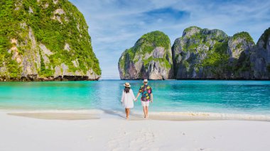 Maya Körfezi Koh Phi Tayland sahilinde yürüyen iki erkek ve kadın. Pileh Lagoon Tayland Tayland kadınları ve Kafkas erkekleri Tayland 'da tatil yapıyor. Maya Körfezi Krabi