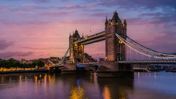 日出伦敦塔桥 日出在水面反射泰晤士河伦敦塔桥英国 — 图库照片