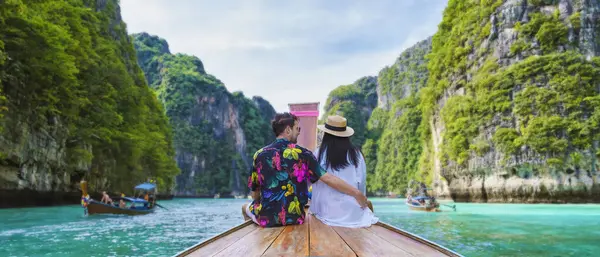 Thailandske Kvinder Kaukasiske Mænd Foran Longtail Båd Lagunen Koh Phi - Stock-foto
