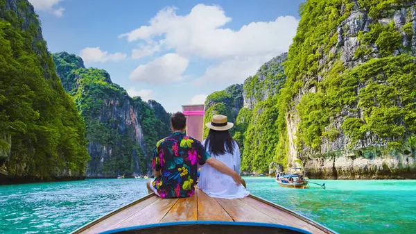 Пара Перед Лодкой Longtail Лагуне Пхи Пхи Таиланд Время Отпуска — стоковое фото