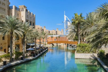 Burj al Arab, Dubai Birleşik Arap Emirlikleri 'nden Madinat Jumeirah' ı gördü. Burj Al Arab, Souk Madinat, Jumeirah, Dubai, Birleşik Arap Emirlikleri, Orta Doğu 'nun rüzgar kulelerinin arkasında.