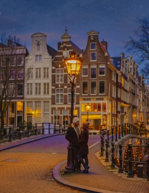 Amsterdam Kanalları akşamları, birkaç erkek ve kadın Noel tatili boyunca Amsterdam 'a şehir gezisine çıkıyor.