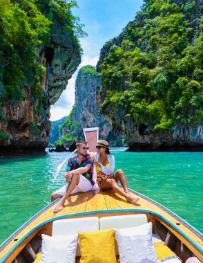 Krabi Tayland 'daki lüks uzun kuyruklu tekne, Krabi Tayland' daki 4 numaralı tropik adaya tekne gezisine giden çift. Asyalı kadın ve Avrupalı erkek yaz tatilinde. 