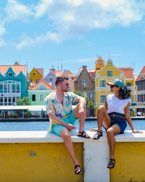 Een Paar Kaukasische Mannen Aziatische Vrouwen Vakantie Curacao Willemstad Curacao — Stockfoto