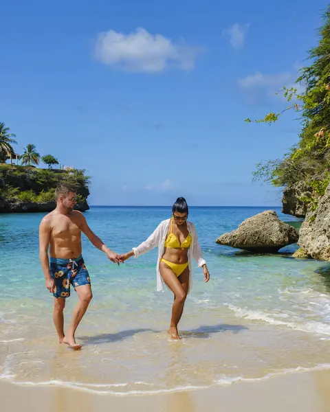 Playa Lagun Sahili Cliff Curacao, Lagun Sahili Curacao 'da mayo ve bikinili birkaç erkek ve kadın yaz tatilinde Karayipler' de küçük bir ada.