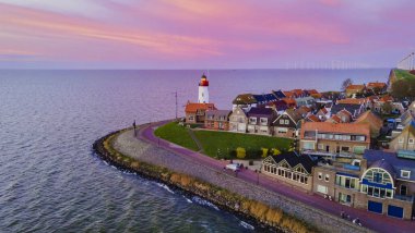 Güzel renkli caddeleri ve liman kıyısında evleri olan Urk köyü. Hollanda Flevoland Gölü kıyısında.