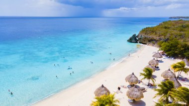 Cas Abao Beach Playa Cas Abao Karayip adası Curacao, Playa Cas Abao Curacao Karayipler 'de mavi turkuvaz renkli okyanusu olan tropik beyaz plaj. Güneşli bir günde kumsalda İHA görüntüsü