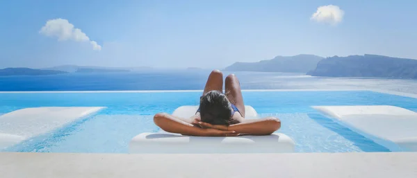 Santorini Tatilde Olan Genç Asyalı Kadınlar Yüzme Havuzunda Dinleniyor Santorini — Stok fotoğraf