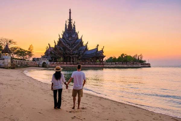 两名男男女女在日落时分参观了泰国帕塔亚的真相圣地 帕塔亚海滩上的海边木制寺庙 泰国的真理寺 — 图库照片