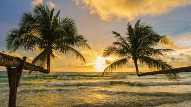 Koh Kood Adası sahilinde gün batımı. Tayland Trat, palmiye ağaçları ve turkuaz renkli bir okyanusu olan tropikal bir plaj, Ko Kut Adası.