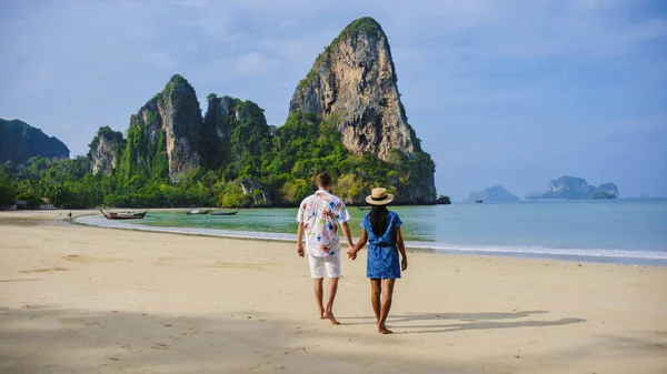 男子和妇女在泰国铁路海滩克拉比度假期间在海滩上休息 一对夫妇在泰国度假时手牵手在海滩上散步 — 图库照片