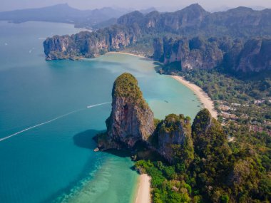 Railay Beach Krabi Tayland, Railay Krabi 'nin tropikal plajı, Tayland' daki railie plajının insansız hava aracı manzarası. 