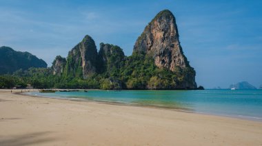 Railay Plajı Krabi Tayland, Tayland 'ın tropikal plajı Railay Krabi, Tayland' ın huzurlu railay plajı.