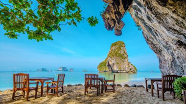 Railay Plajı 'ndaki restoran masası, Krabi Tayland, Tayland' daki Railay Krabi 'nin tropikal plajı, akşam üstü bulutlu bir gökyüzü ile birlikte huzurlu Railay Railay Sahili.