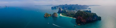 Railay Beach Krabi Tayland, Railay Krabi 'nin tropikal plajı, gün batımında Tayland' daki huzurlu Railay Kumsalı 'nın insansız hava aracı manzarası. Panorama plaj bayrağı