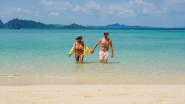  Tayland 'daki Koh Kradan adasında tatil balayı tatilinde birkaç kadın ve erkek Güney Tayland' da tatil yapıyor..